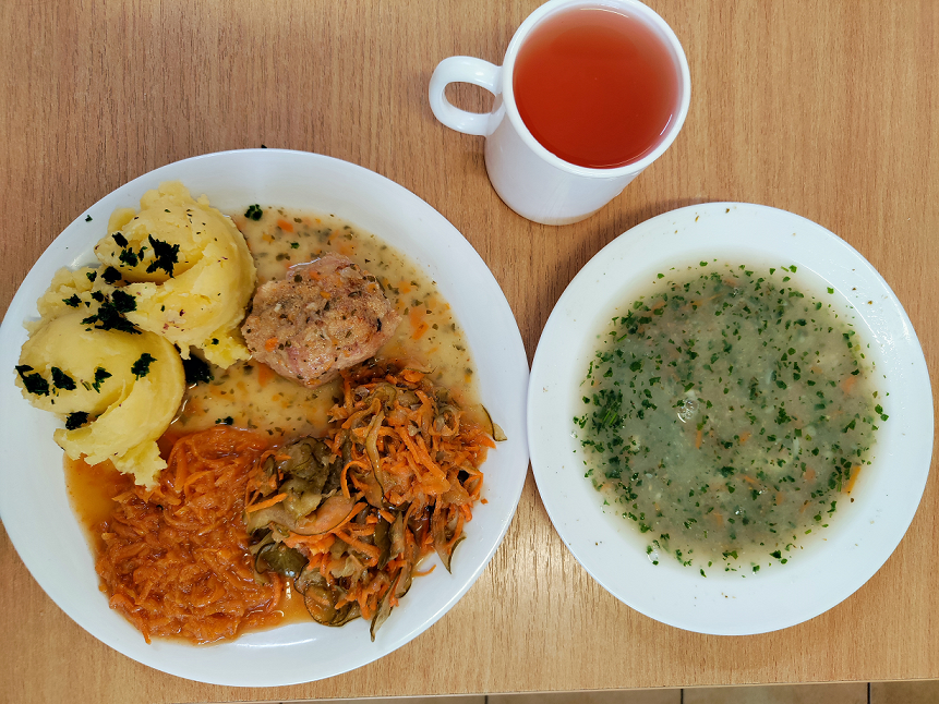 Na zdjęciu znajduje się: Jarzynowa z makaronem dieta, Ziemniaki z tłuszczem, Pulpet drobiowy, Sos pietruszkowy, Marchew oprószana z olejem, Sałatka szwedzka, Kompot owocowy